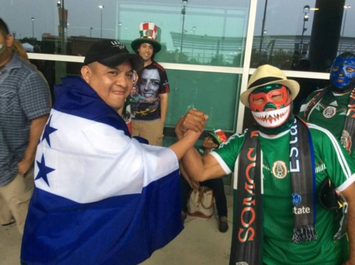 Ambiente de aficionados de Honduras y México en Houston