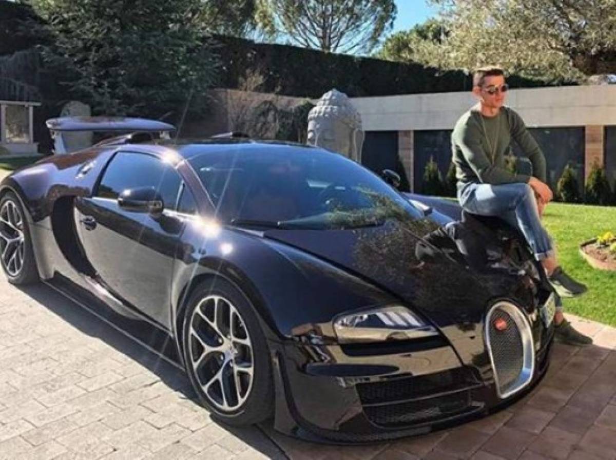 Georgina Rodríguez posó en el lujoso Bugatti de Cristiano Ronaldo y le hizo una divertida broma