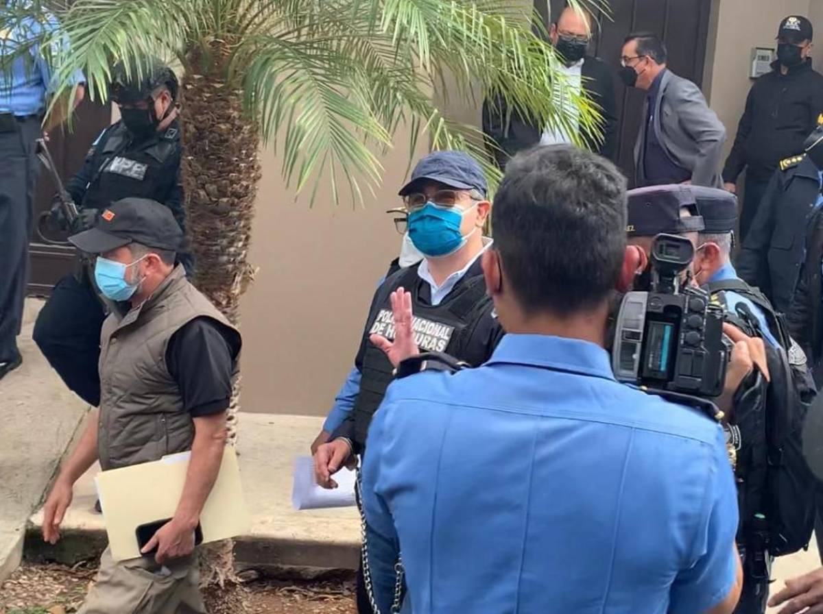 En camionetas de la DEA, “enchachado” de pies y manos y con chaleco antibalas: Las fotos del expresidente Juan Orlando Hernández tras ser capturado en Tegucigalpa