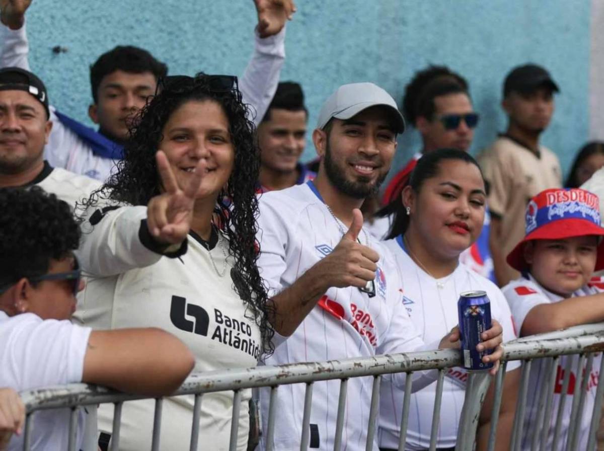 Espectacular llegada de la Ultra Fiel, la chica de Olimpia que fue la sensación y llenazo en el Chelato Uclés para la final