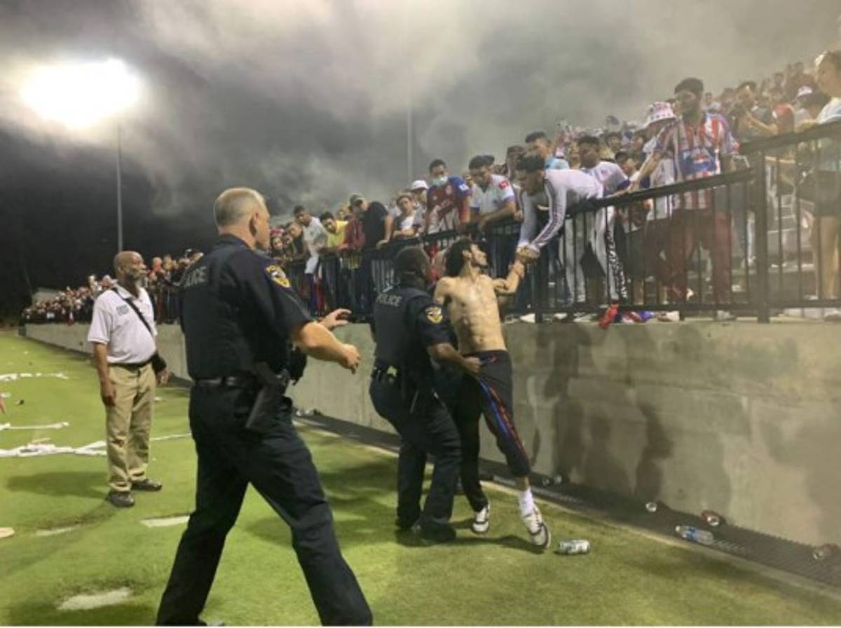 ¡El invasor que detuvó seguridad! Así se vivió en imágenes el amistoso entre Olimpia-Motagua en Charlotte