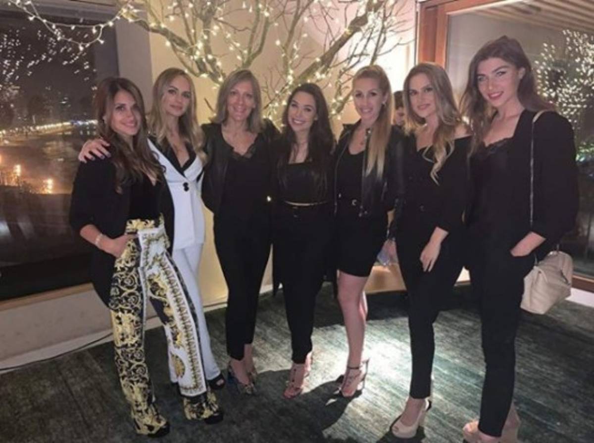 Fiesta, cariño y muchas fotografías: Así celebraron las parejas de los jugadores del Barcelona el título Liga   