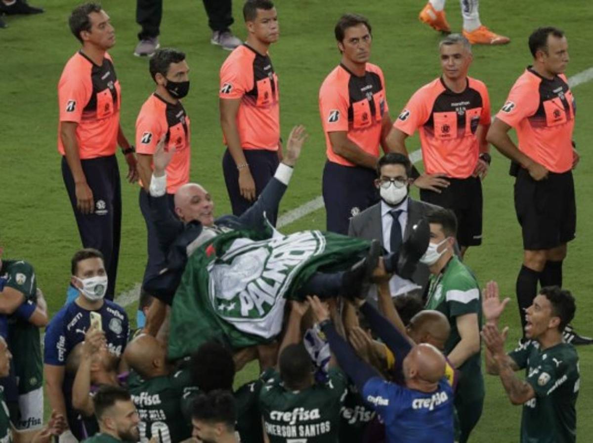 Fotos: La maldición de tocar la Copa Libertadores antes del juego y el gran festejo del Palmeiras
