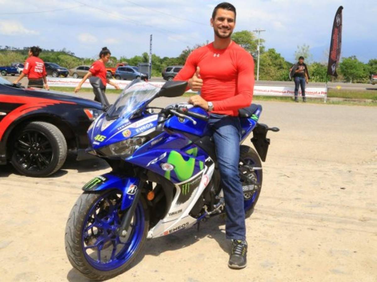 Jonatan Garay, entre las pasarelas y las pistas de motocicletas