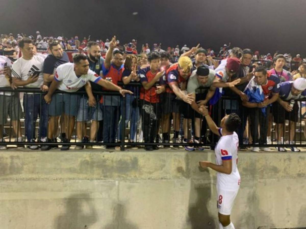 ¡El invasor que detuvó seguridad! Así se vivió en imágenes el amistoso entre Olimpia-Motagua en Charlotte