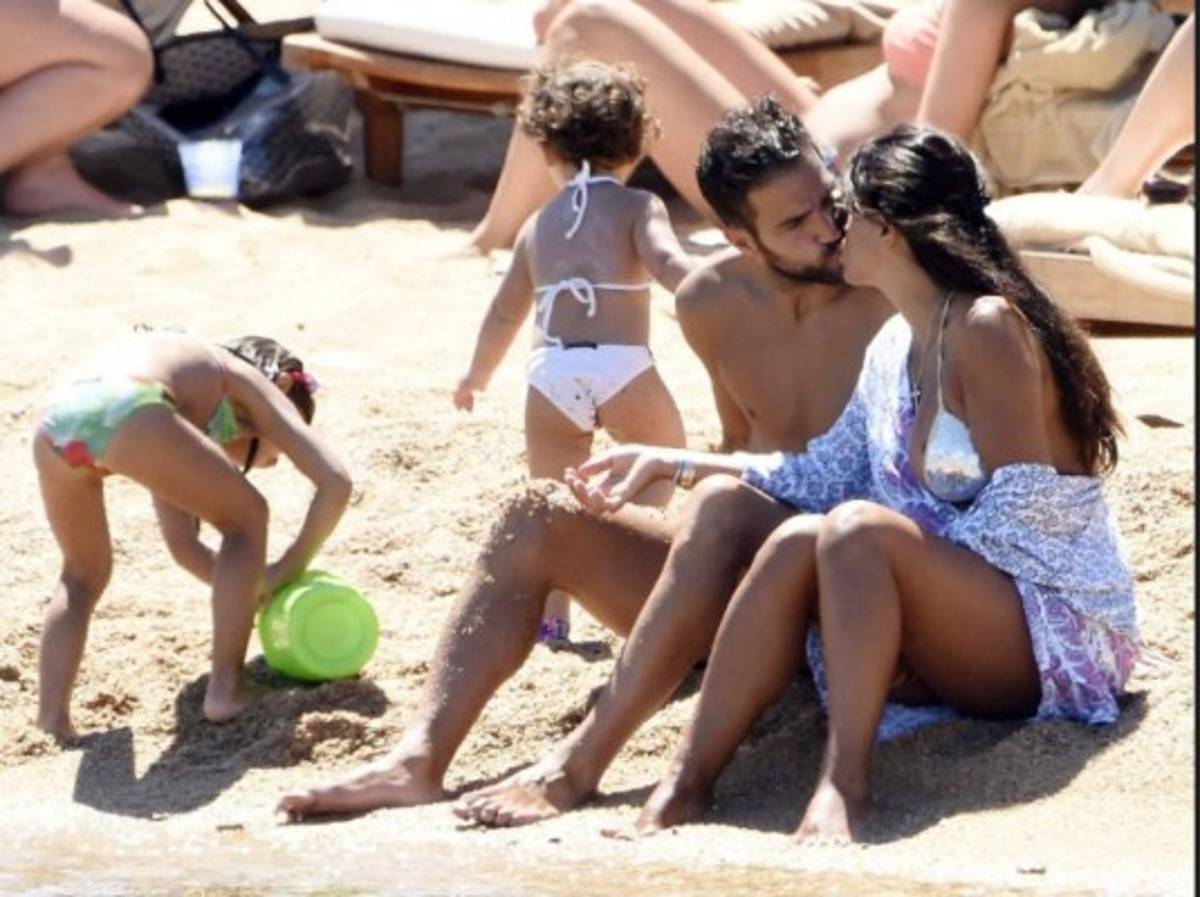 Daniela Seeman, la mujer de Cesc Fábregas deslumbra en la playa