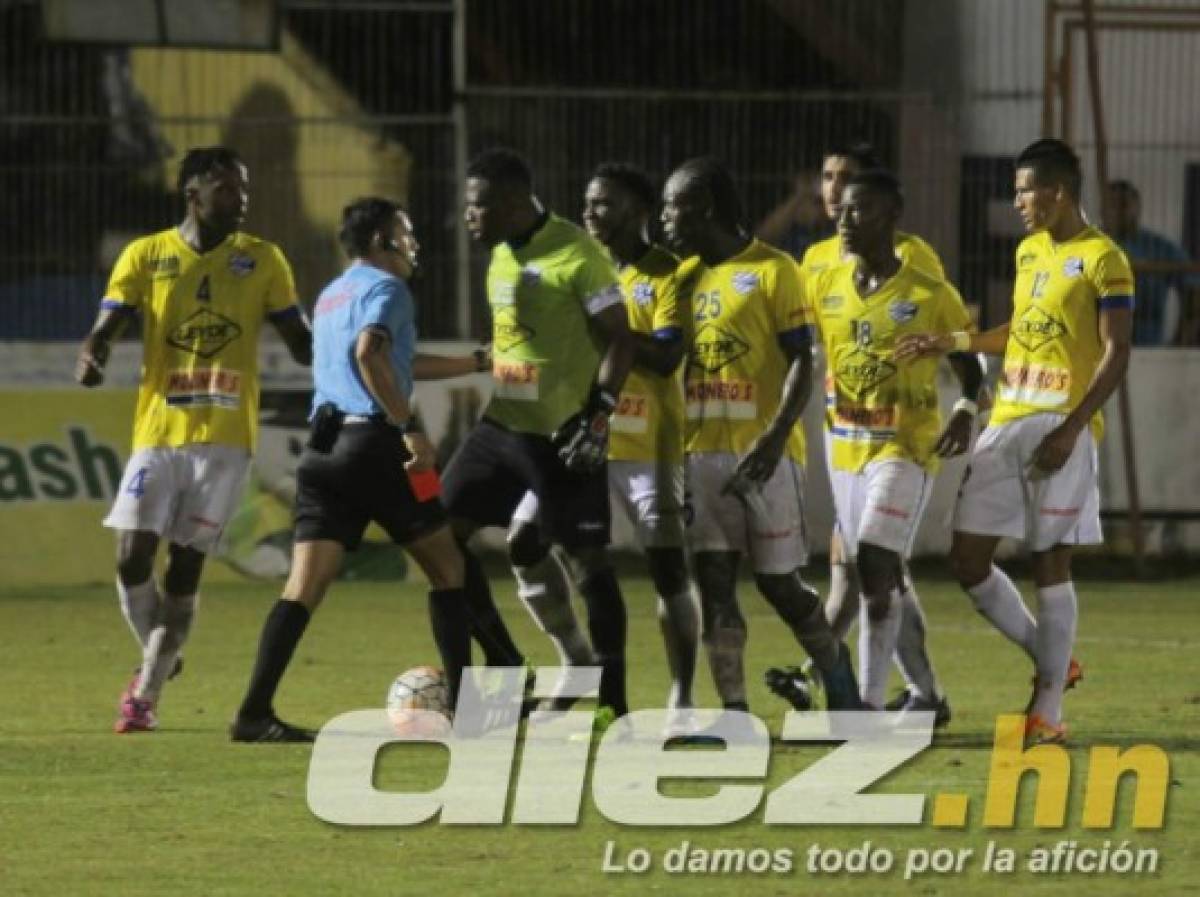 FOTOS: Jhon Bodden pierde el control y agrede al árbitro en Copa Presidente  