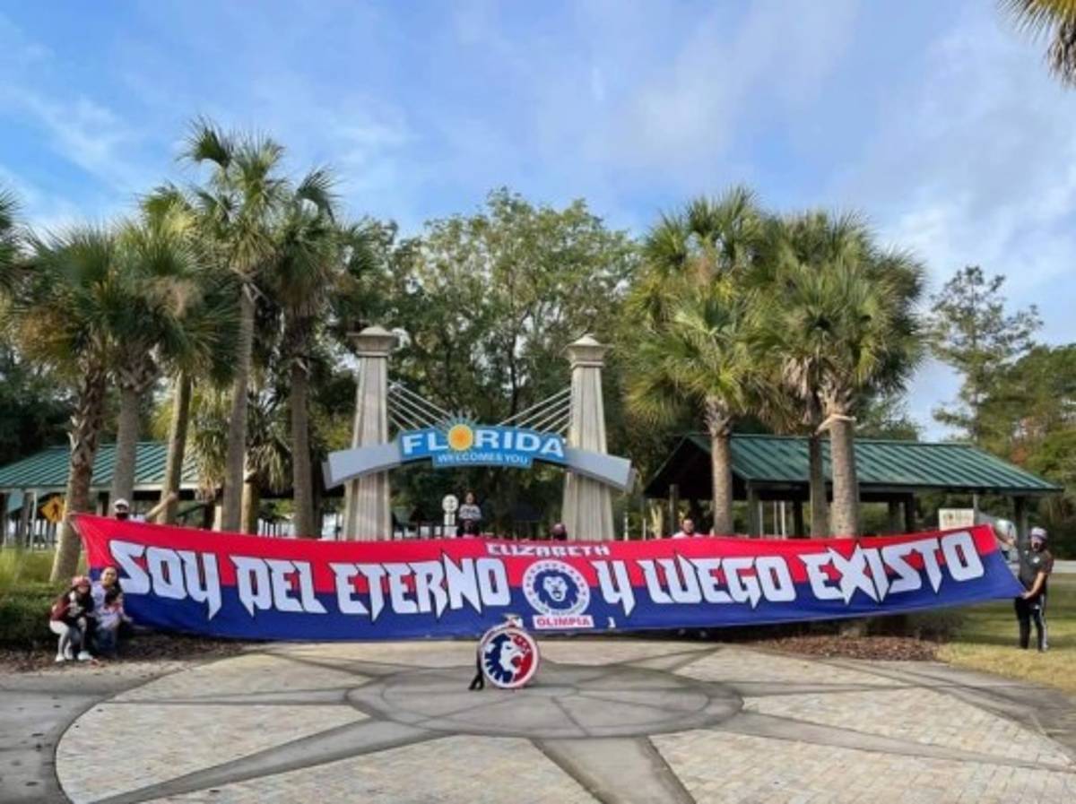 ¡Espectacular banderazo! Afición del Olimpia visitó las afueras del Exploria Stadium para alentar a su equipo