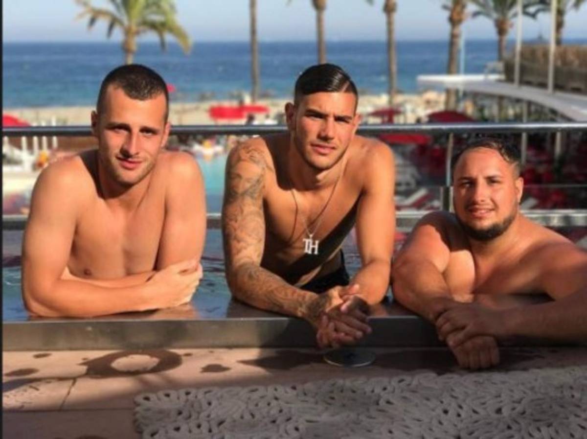 Así disfrutan las vacaciones los cracks ¡Vaya carita la de Messi!