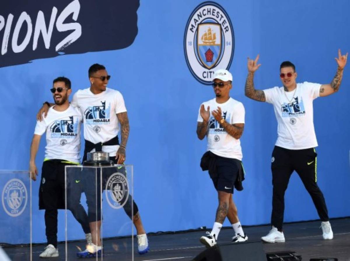 ¡La locura del Manchester City tras conquistar todo en el fútbol inglés!