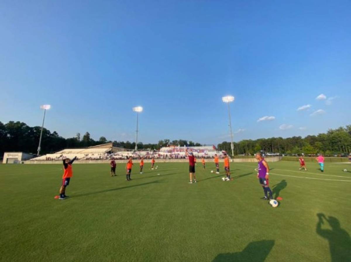 ¡El invasor que detuvó seguridad! Así se vivió en imágenes el amistoso entre Olimpia-Motagua en Charlotte