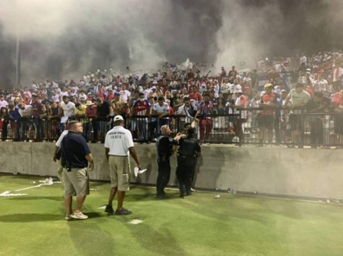 ¡El invasor que detuvó seguridad! Así se vivió en imágenes el amistoso entre Olimpia-Motagua en Charlotte