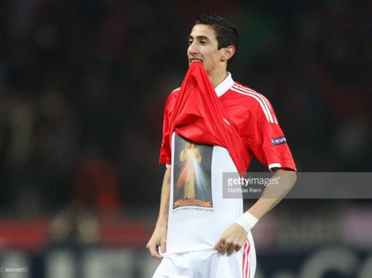 Futbolistas valientes que no le temen a una amarilla por mostrar su fe