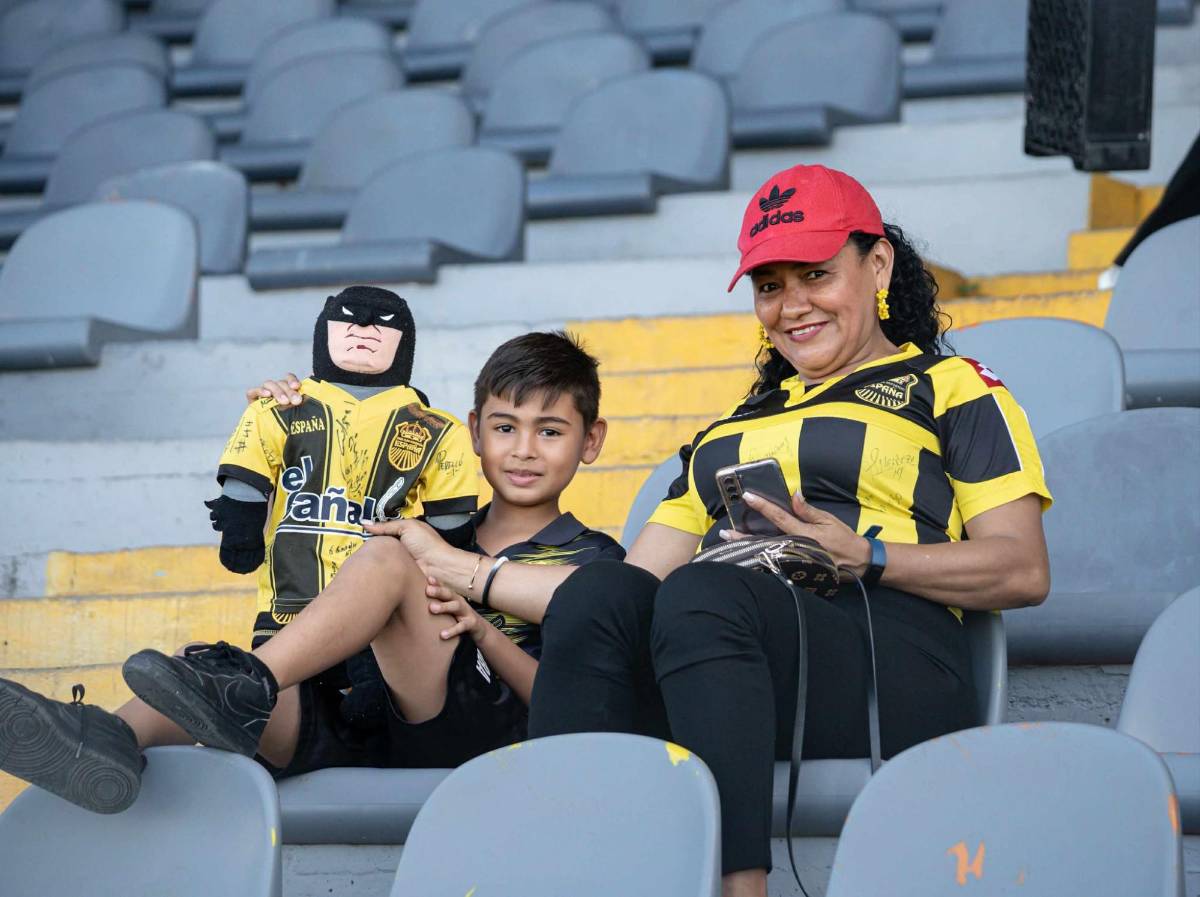 ¿Quién es la hermosa señorita de la Cruz Roja? mundialista y Batman se hacen presentes en el derbi Real España vs Marathón