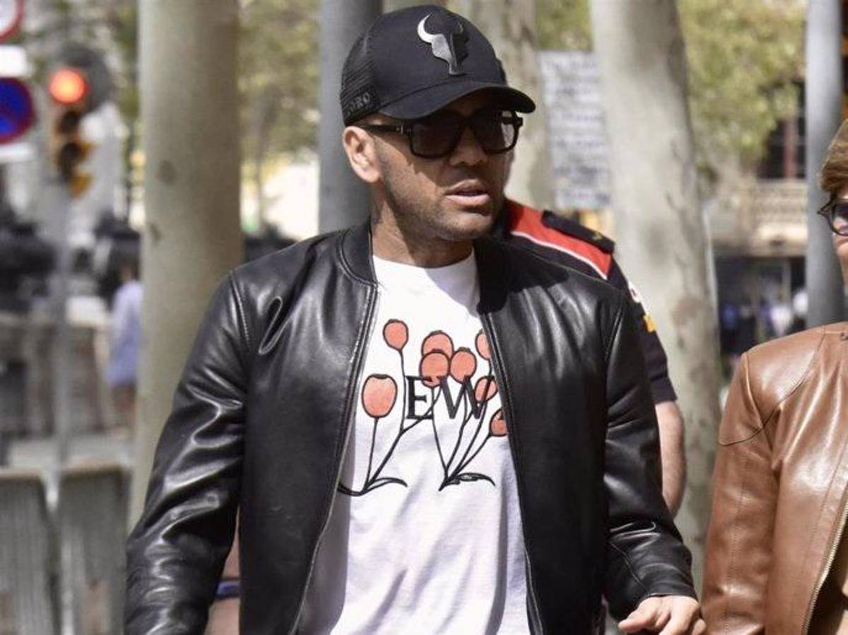 El polémico gesto de Dani Alves con un policía que causó indignación: “Ponemos alfombra roja como si fuera un héroe”