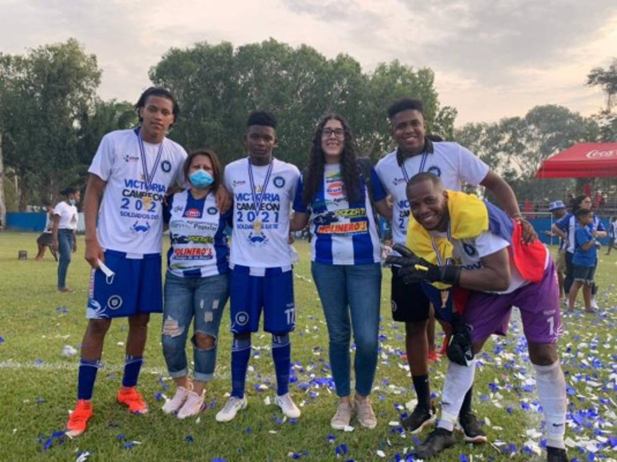 Las otras fotos que no has visto de la celebración del Victoria: 'Chato' Padilla sorprendido por su familia