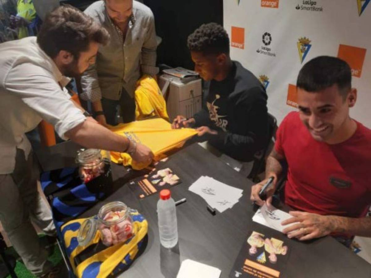 Choco Lozano genera 'éxtasis' en la afición del Cádiz en una sesión de autógrafos