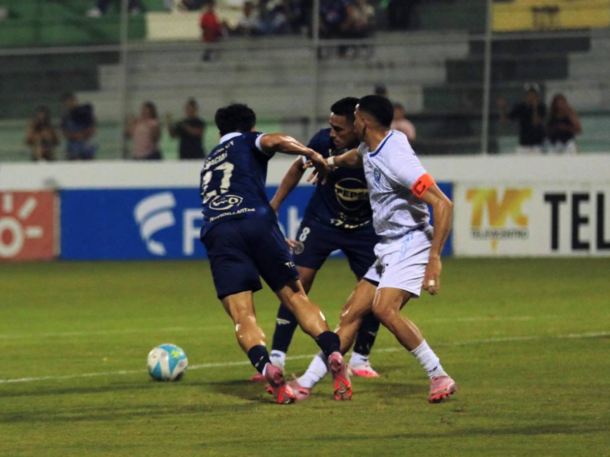 Pelea entre Génesis y Motagua, doble polémica con el FVS y el penal que falló Clever