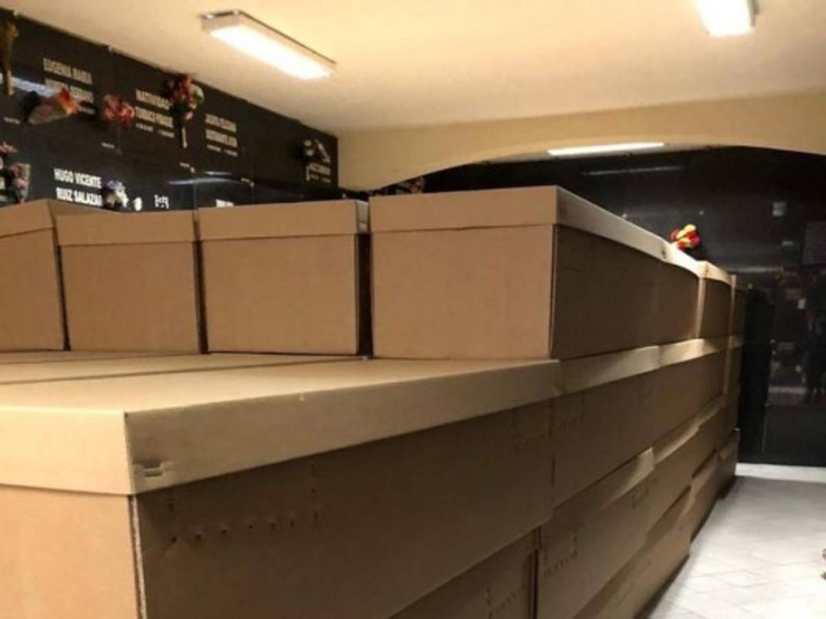 Horror en Ecuador: Los ataúdes de cartón para los muertos por coronavirus