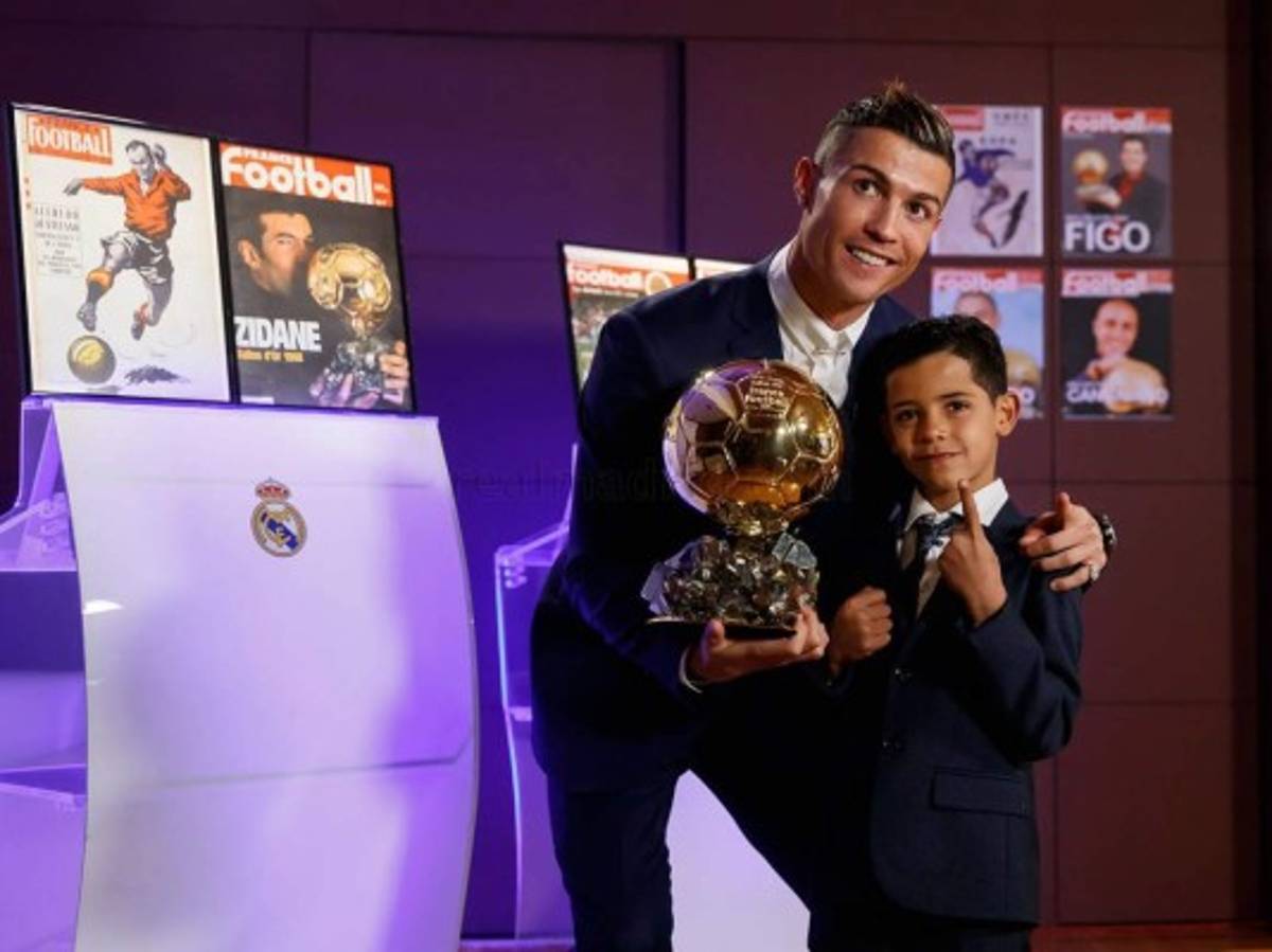 Las 12 fotos de Cristiano Ronaldo recibiendo el cuarto Balón de Oro