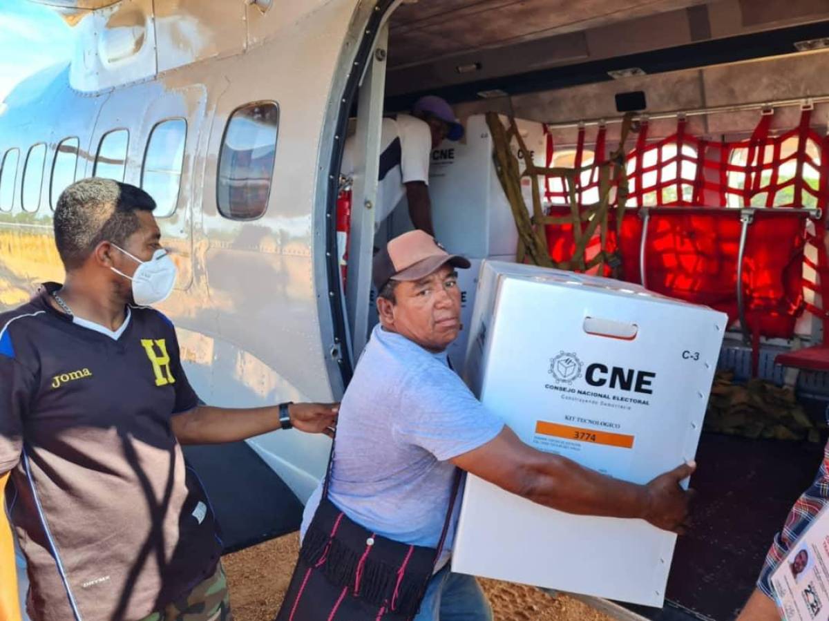 ¡En barco, avión y en burro! Así se trasladaron las maletas electorales a los lugares más recónditos de Honduras