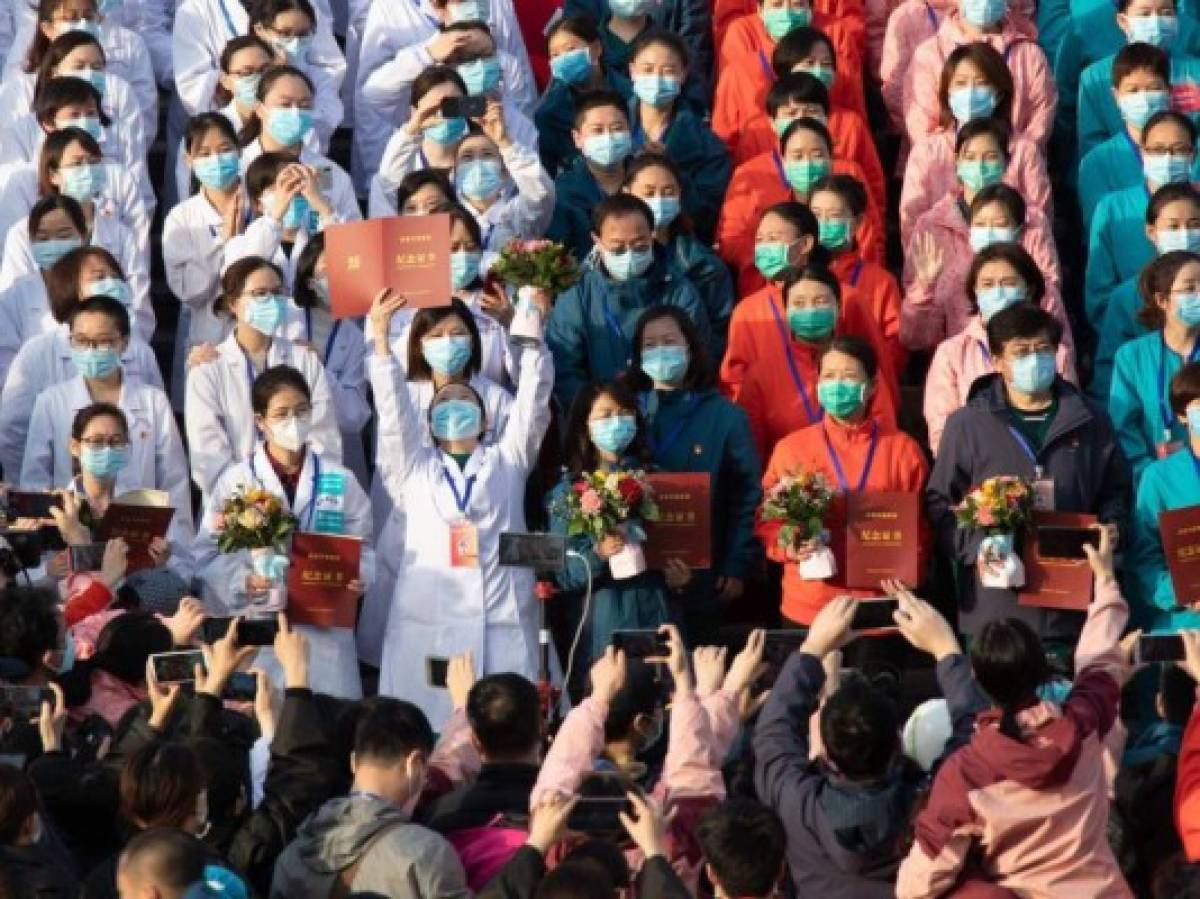 Así celebran médicos chinos en Wuhan tras el primer día sin casos de coronavirus