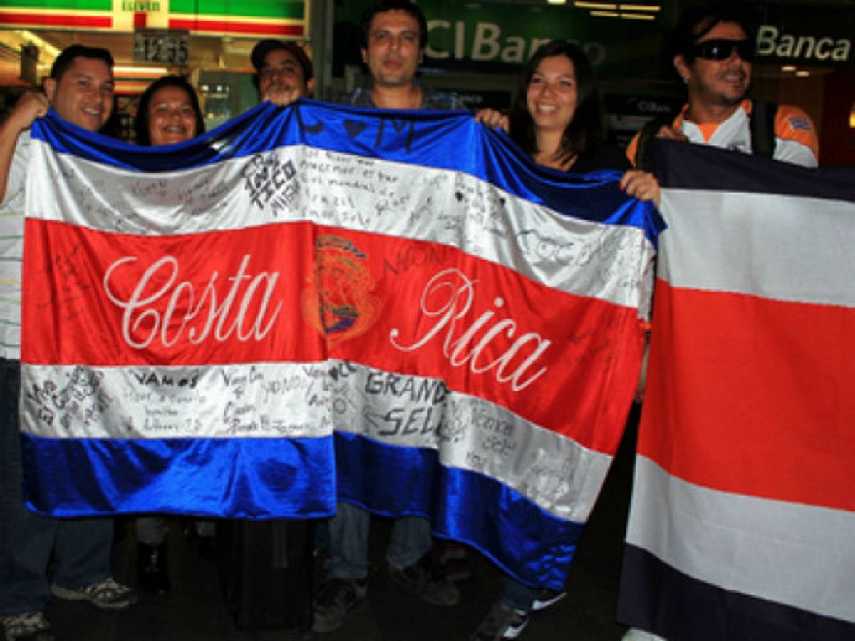 Miles de aficionados costarricenses invaden Panamá