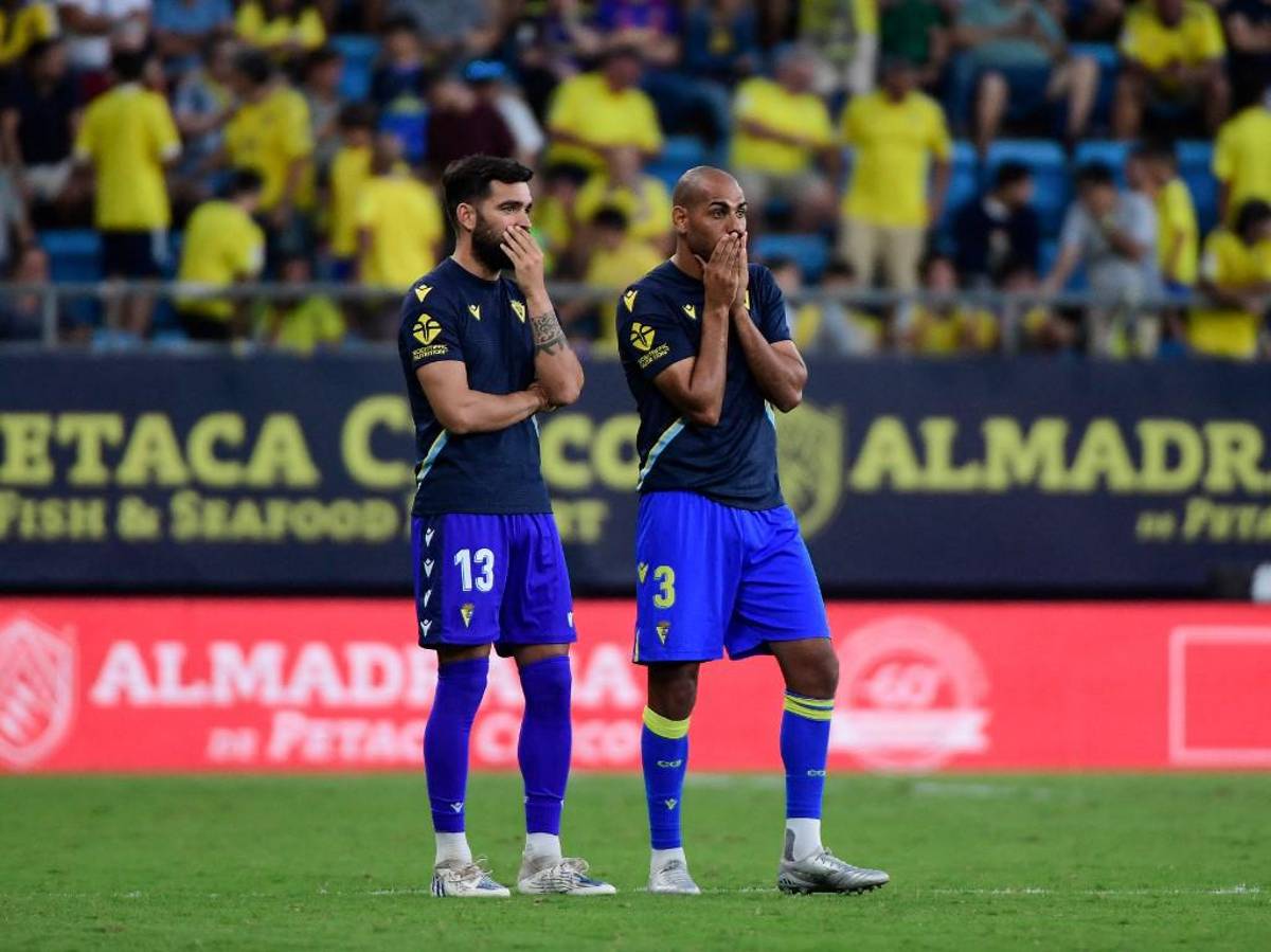 Ledesma corriendo con un desfibrilador para salvar al aficionado descompuesto y Araujo rezando: la pesadilla que se vivió en el Cádiz-Barcelona