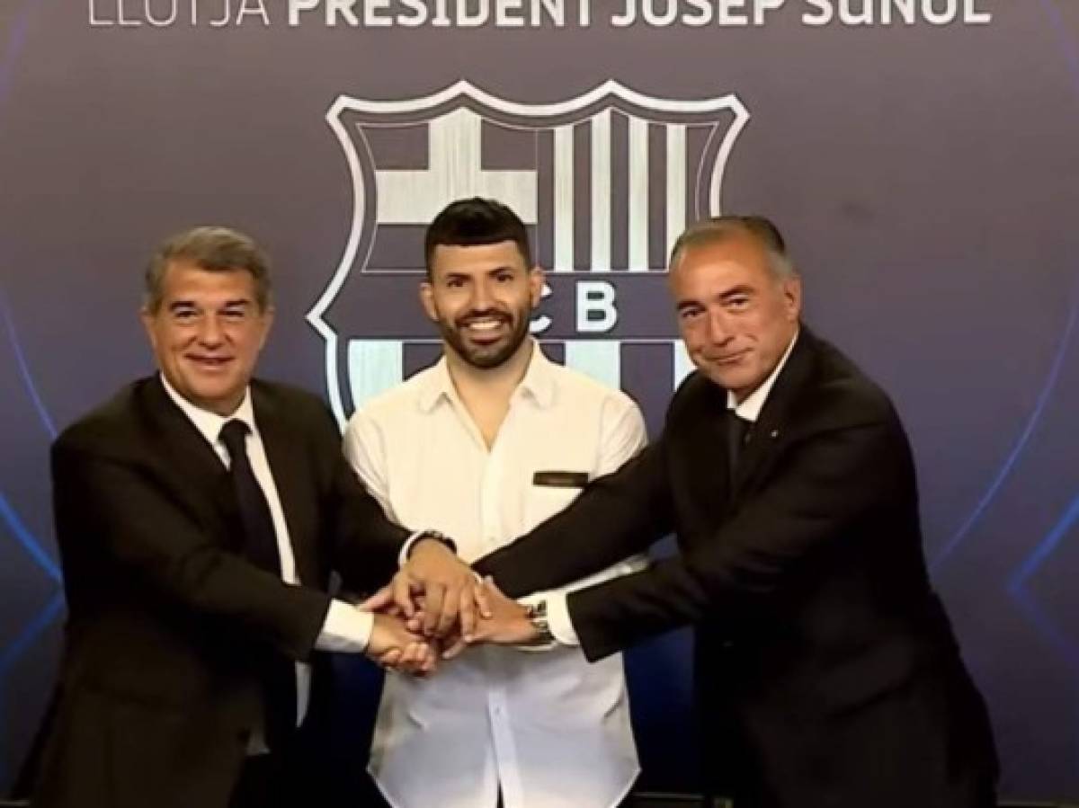 Las imágenes de la presentación del Kun Agüero en Barcelona: Gesto de Laporta y firma de contrato