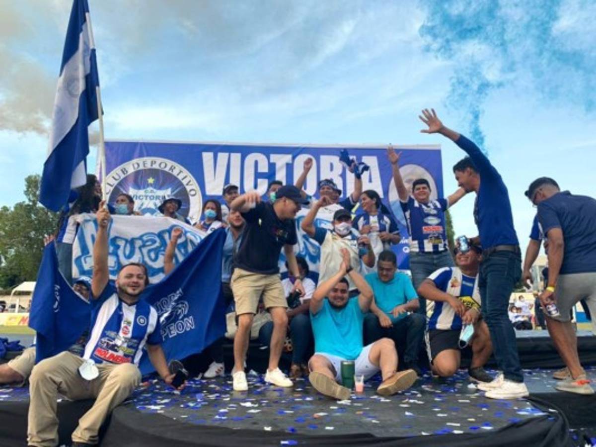 Las otras fotos que no has visto de la celebración del Victoria: 'Chato' Padilla sorprendido por su familia