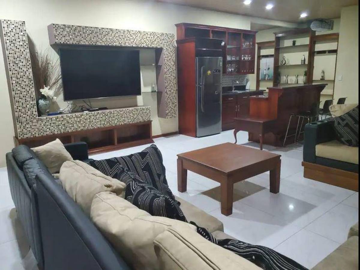 Jacuzzi, gimnasio privado, mini bar y cancha de fútbol: así es por dentro la lujosa vivienda de Alberth Elis que renta en Tela