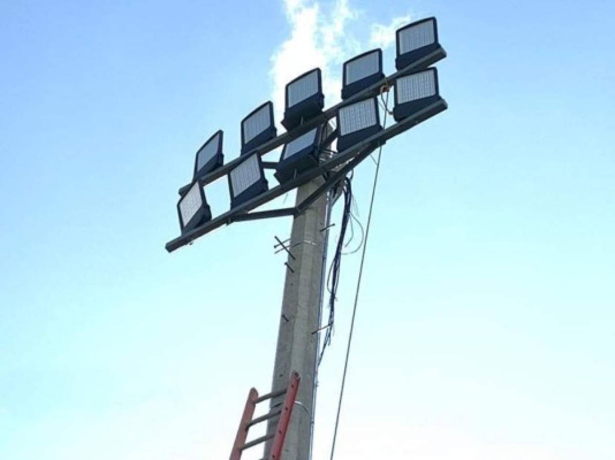 Fotos: Encienden la primera torre de luz en el Estadio Francisco Martínez de Tocoa