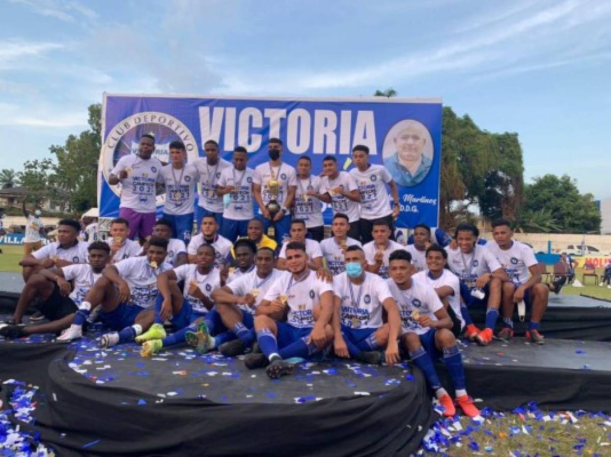 Las otras fotos que no has visto de la celebración del Victoria: 'Chato' Padilla sorprendido por su familia