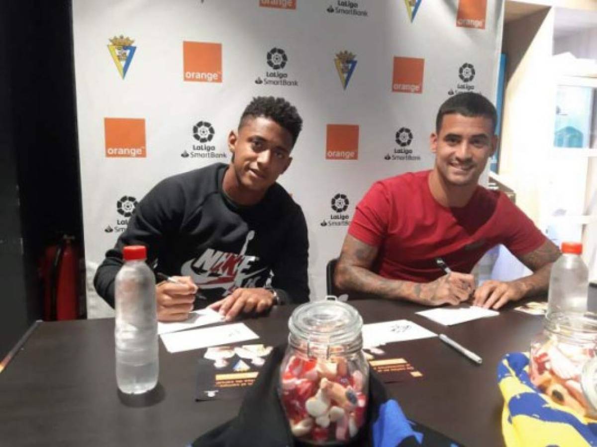 Choco Lozano genera 'éxtasis' en la afición del Cádiz en una sesión de autógrafos