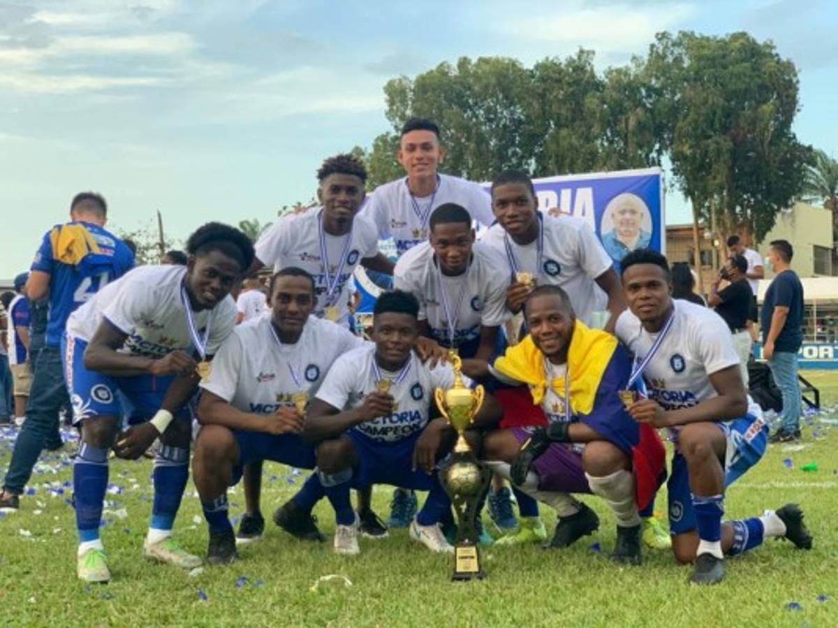 Las otras fotos que no has visto de la celebración del Victoria: 'Chato' Padilla sorprendido por su familia