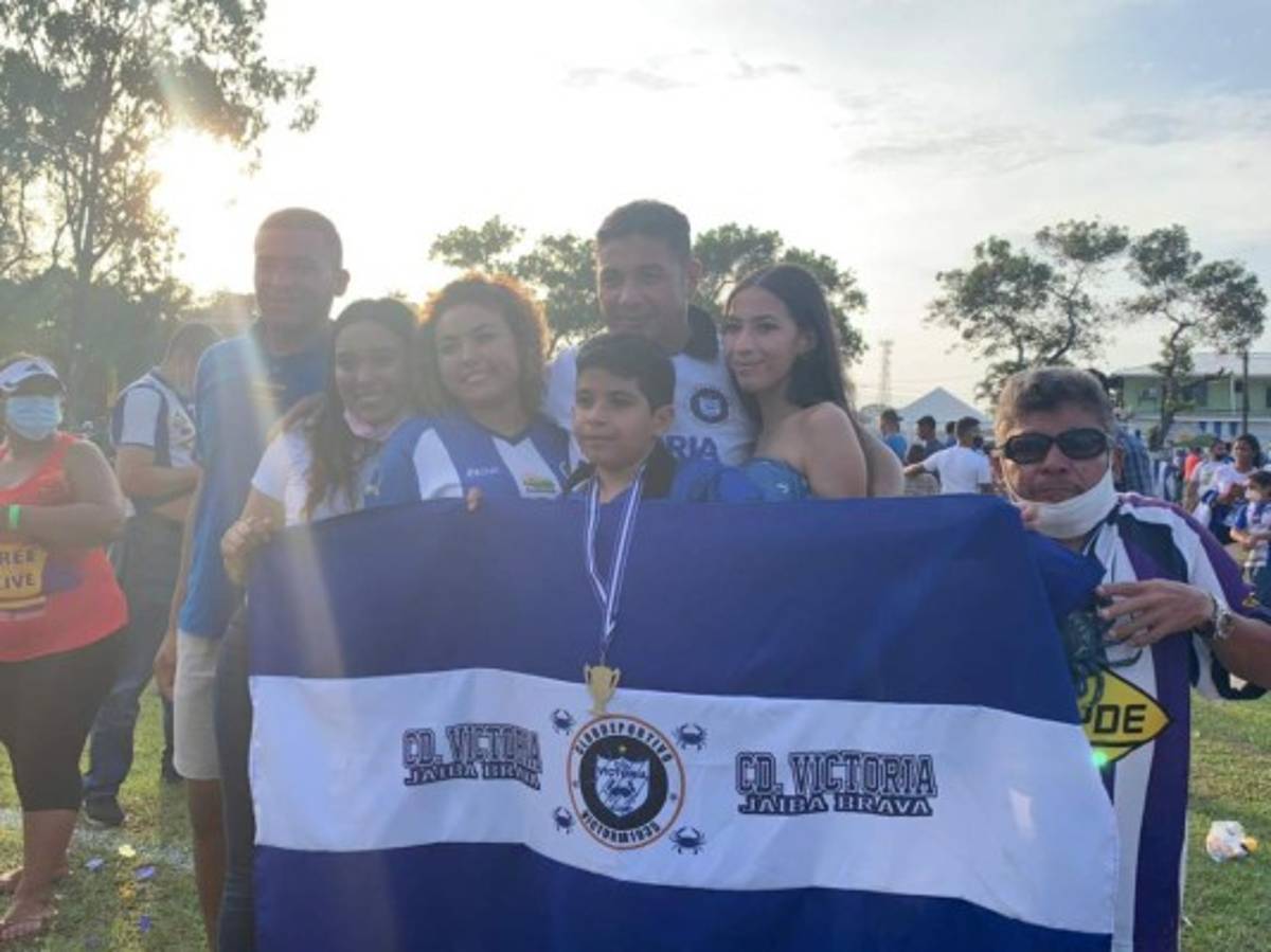 Las otras fotos que no has visto de la celebración del Victoria: 'Chato' Padilla sorprendido por su familia
