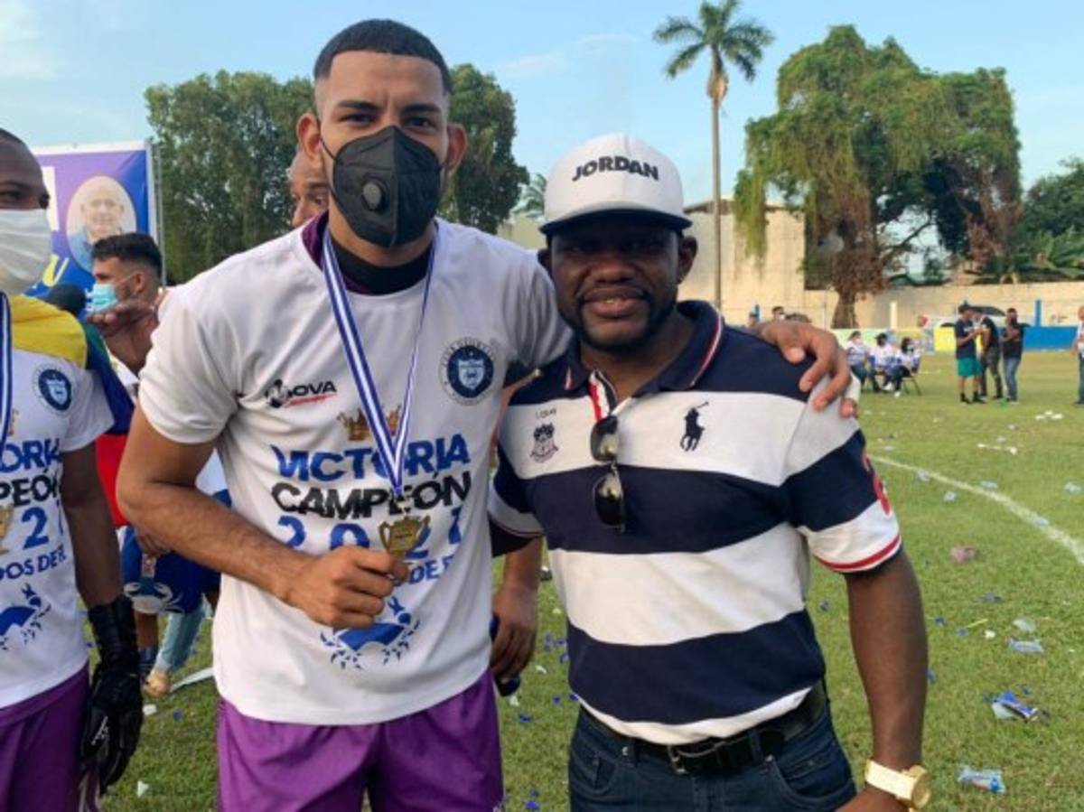 Las otras fotos que no has visto de la celebración del Victoria: 'Chato' Padilla sorprendido por su familia