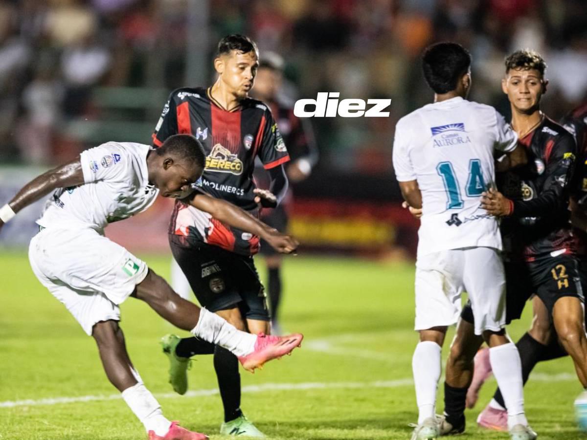 Potente remate de Yeison Arriola frente al marco de los maquileros.