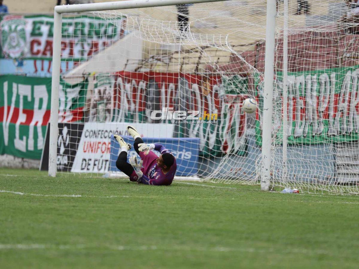 José Valdéz se lanzó al costado izquierdo, pero Vega envió el balón a su costado derecho. FOTO: Esaú Ocampo.