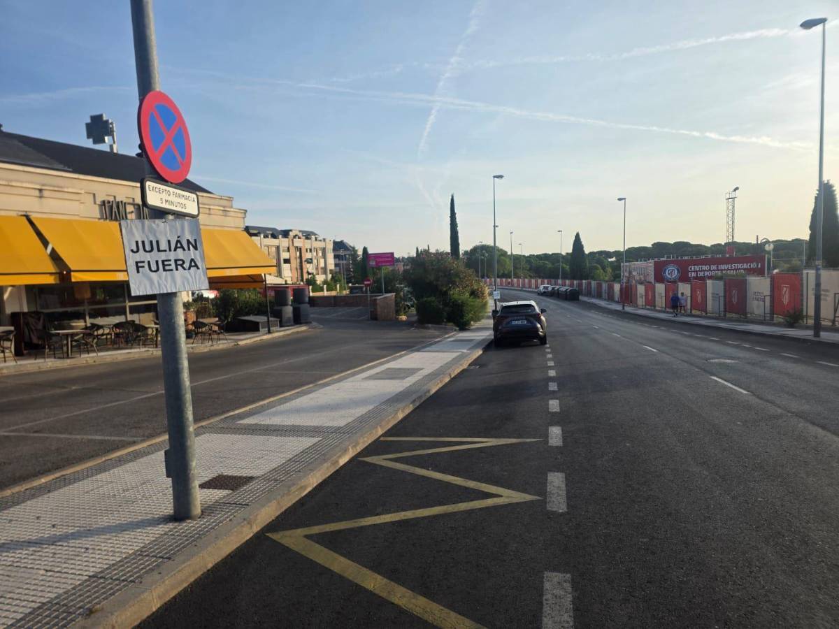 Fuera: los carteles que aparecieron en la sede del Atlético contra Julián