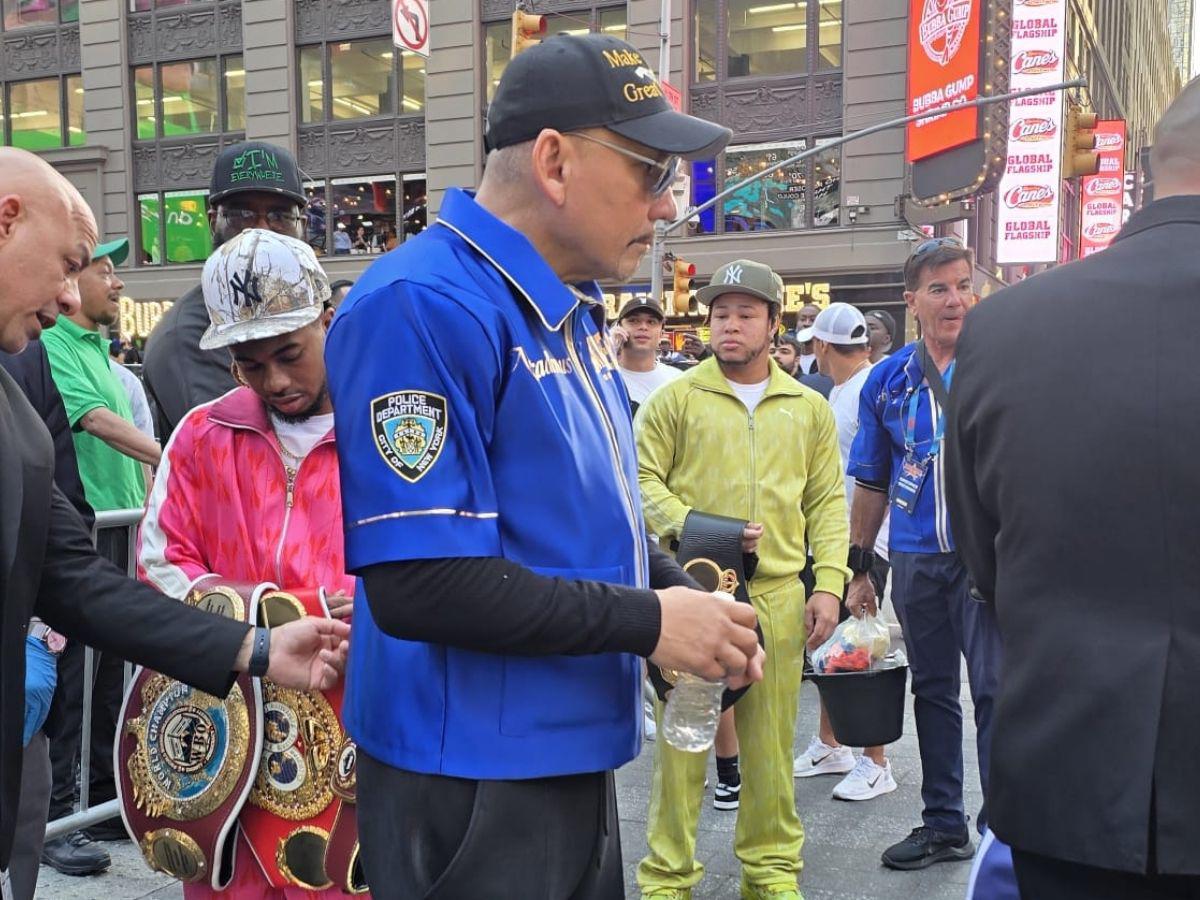 Épica llegada de Teófimo López al Times Square, curioso taxi que lo transportó y Nueva York se paraliza por la pelea del catracho