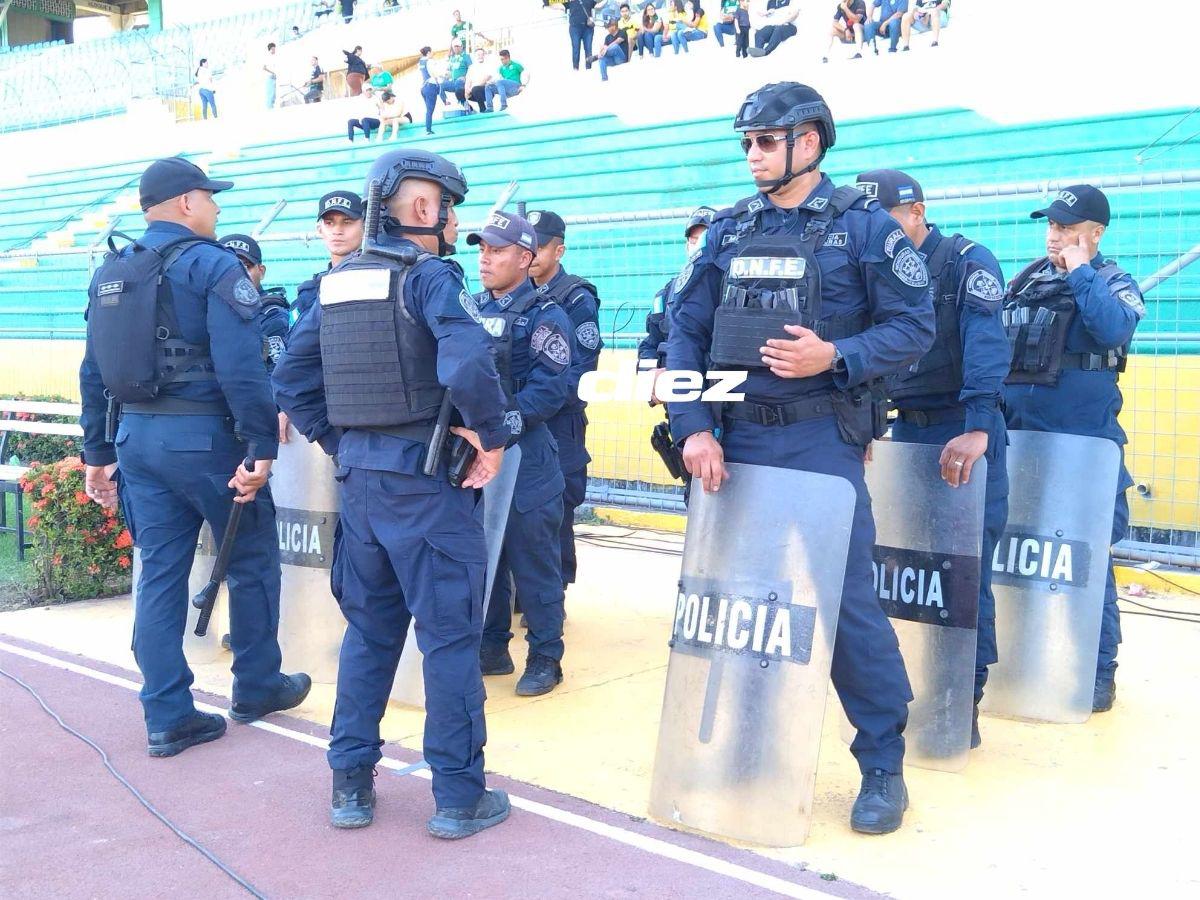 Chicas bellas adornan la previa del clásico Marathón-Real España y la policía blinda el Olímpico