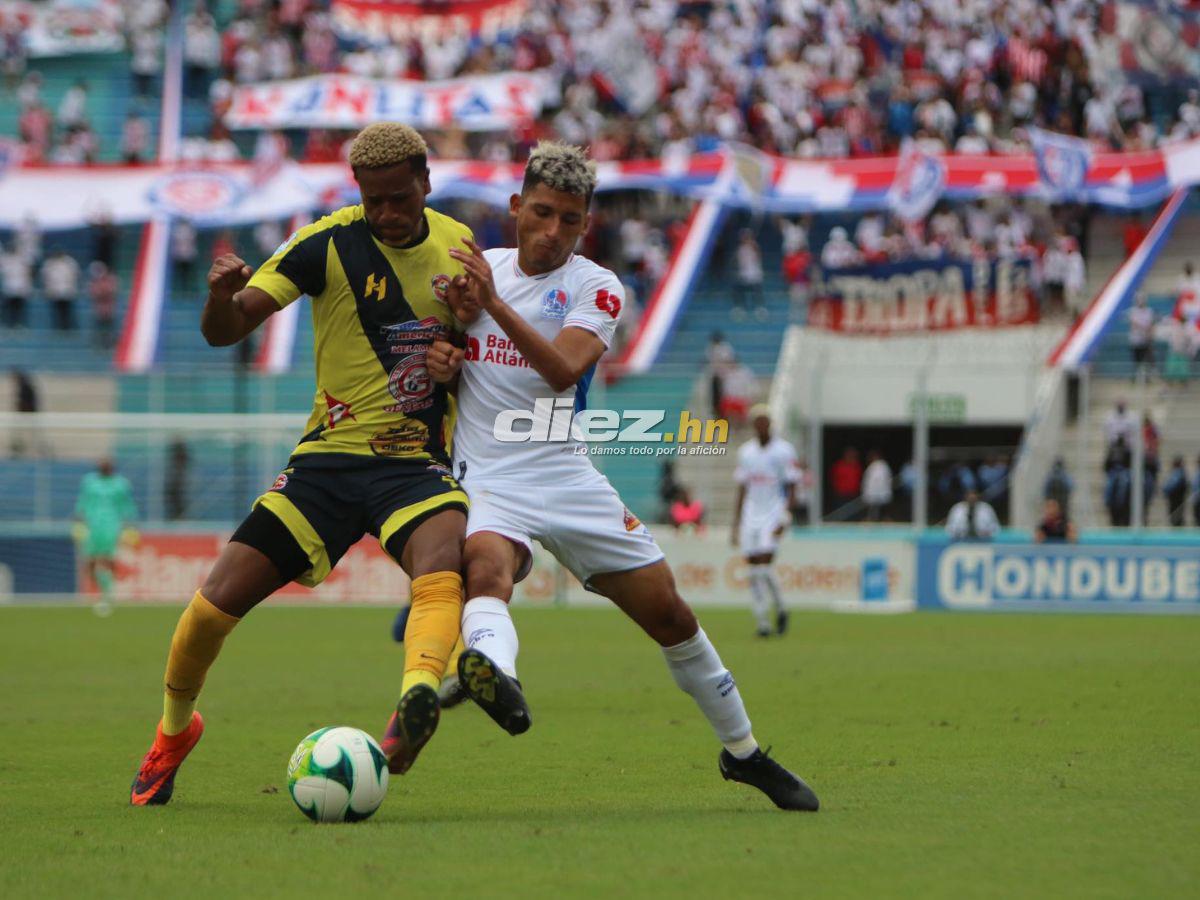 José Mario Pinto intenta recuperar el balón ante la marca de Leonardo Bodden. FOTOS: David Romero | Andro Rodríguez.