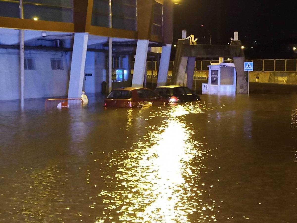 ¡Es de primera y alcanzó hasta un metro de agua! Así se inundó estadio de la Liga Española (FOTOS)