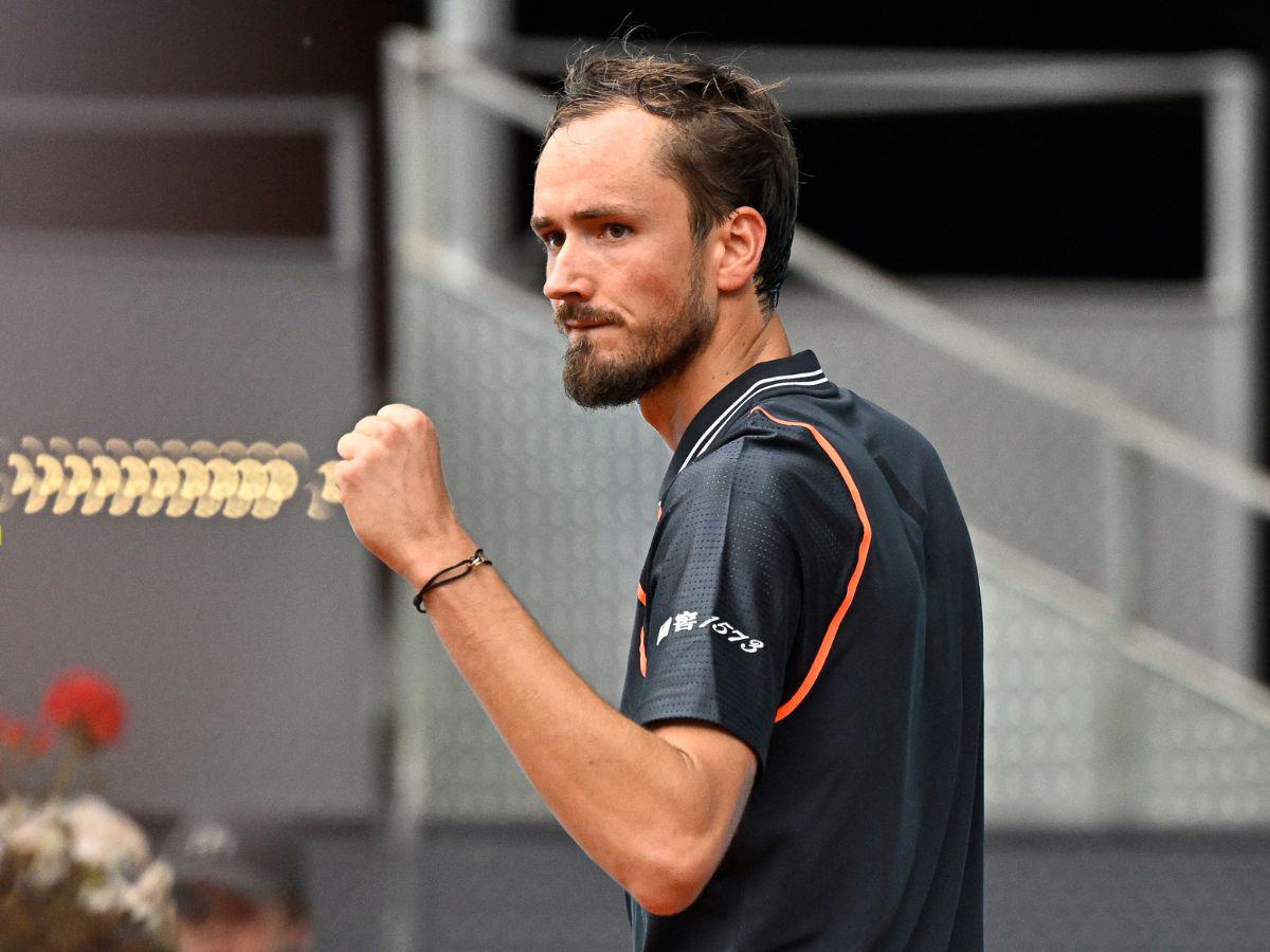 Medvedev elimina a su compatriota Shevchenko para alcanzar octavos de final del Abierto de Madrid