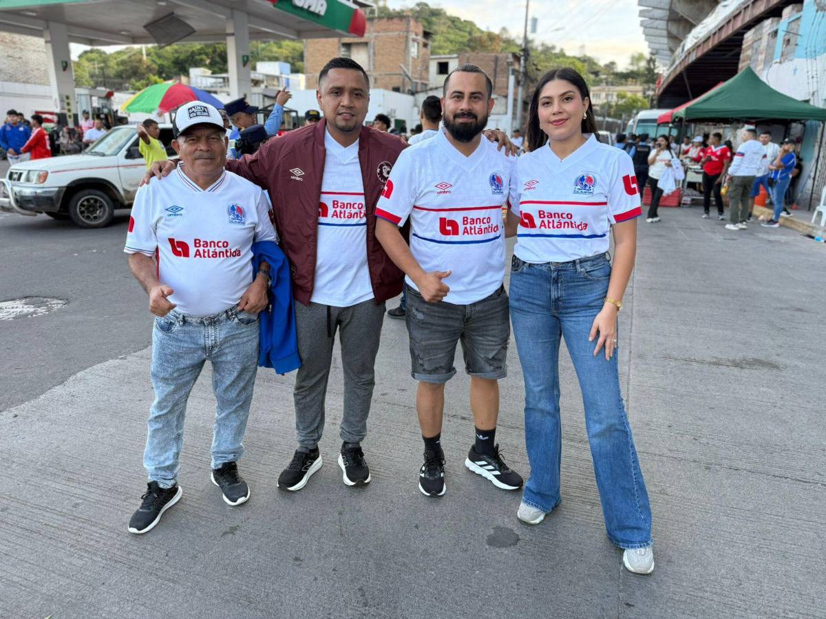 Aficionada se lleva las miradas, lindas fanáticas y la camisa que todos valoran en el Olimpia vs Alajuelense