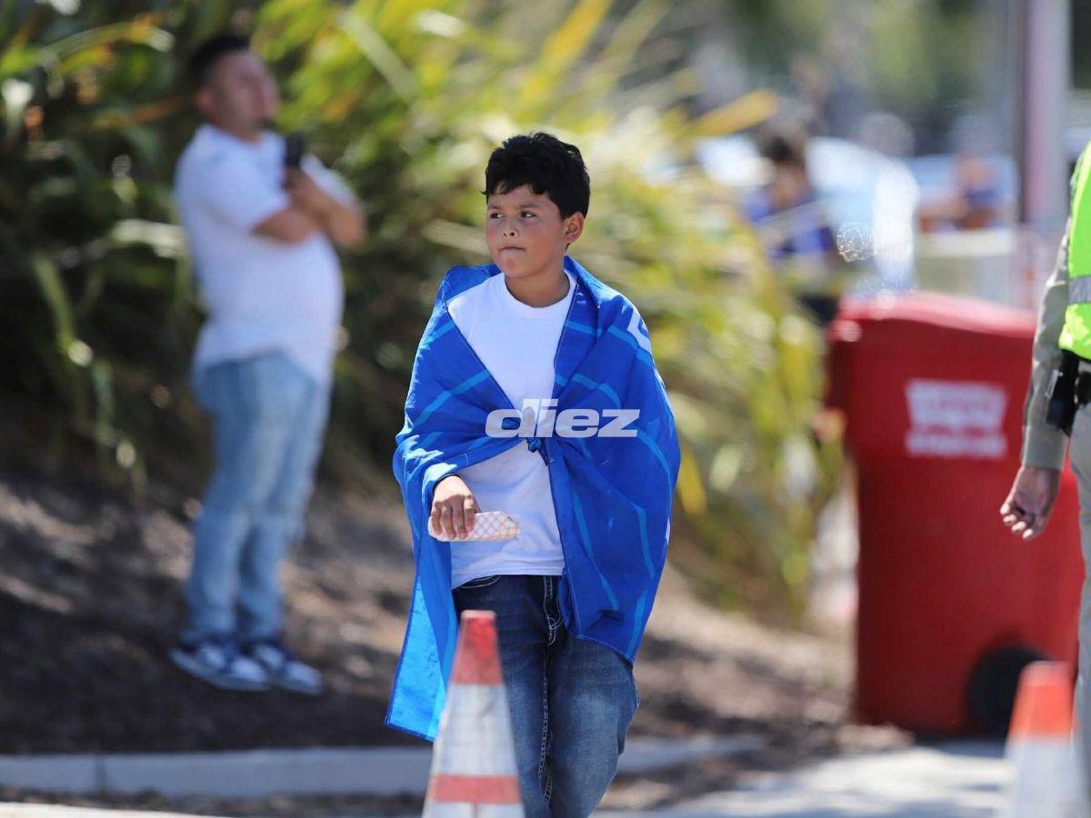 Superman hondureño sorprende, curiosa pancarta dedicada a Honduras, la guapa mexicana y, ¡no hay boletos!