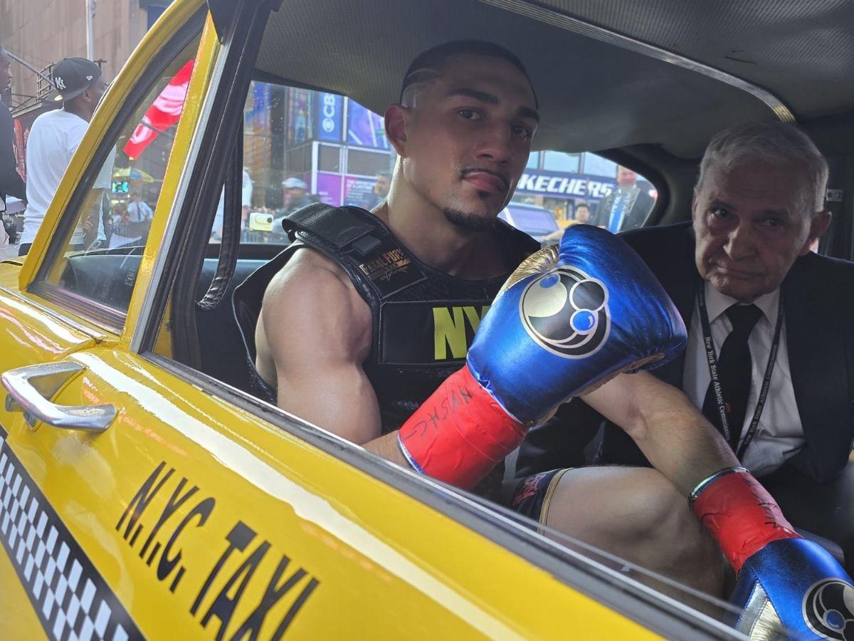 Épica llegada de Teófimo López al Times Square, curioso taxi que lo transportó y Nueva York se paraliza por la pelea del catracho