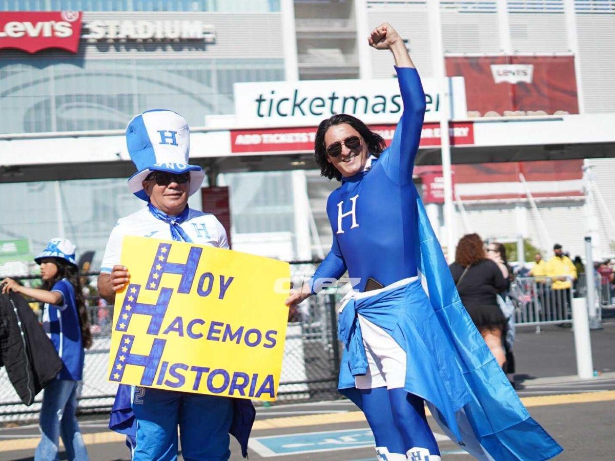 Superman hondureño sorprende, curiosa pancarta dedicada a Honduras, la guapa mexicana y, ¡no hay boletos!