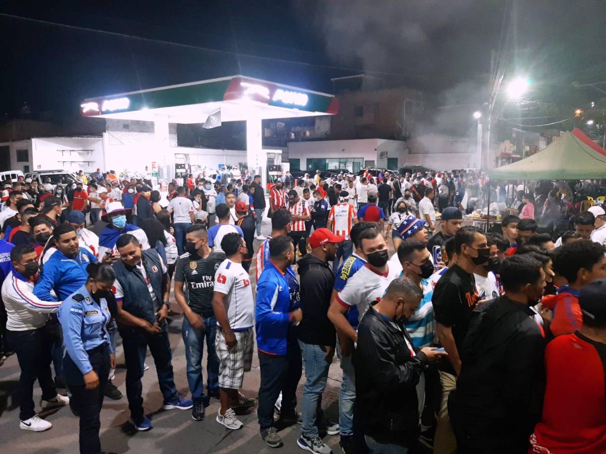 ¡Increíble llenazo! Aglomeración de aficionados a las afueras del estadio Nacional es una locura previo al Olimpia-Municipal